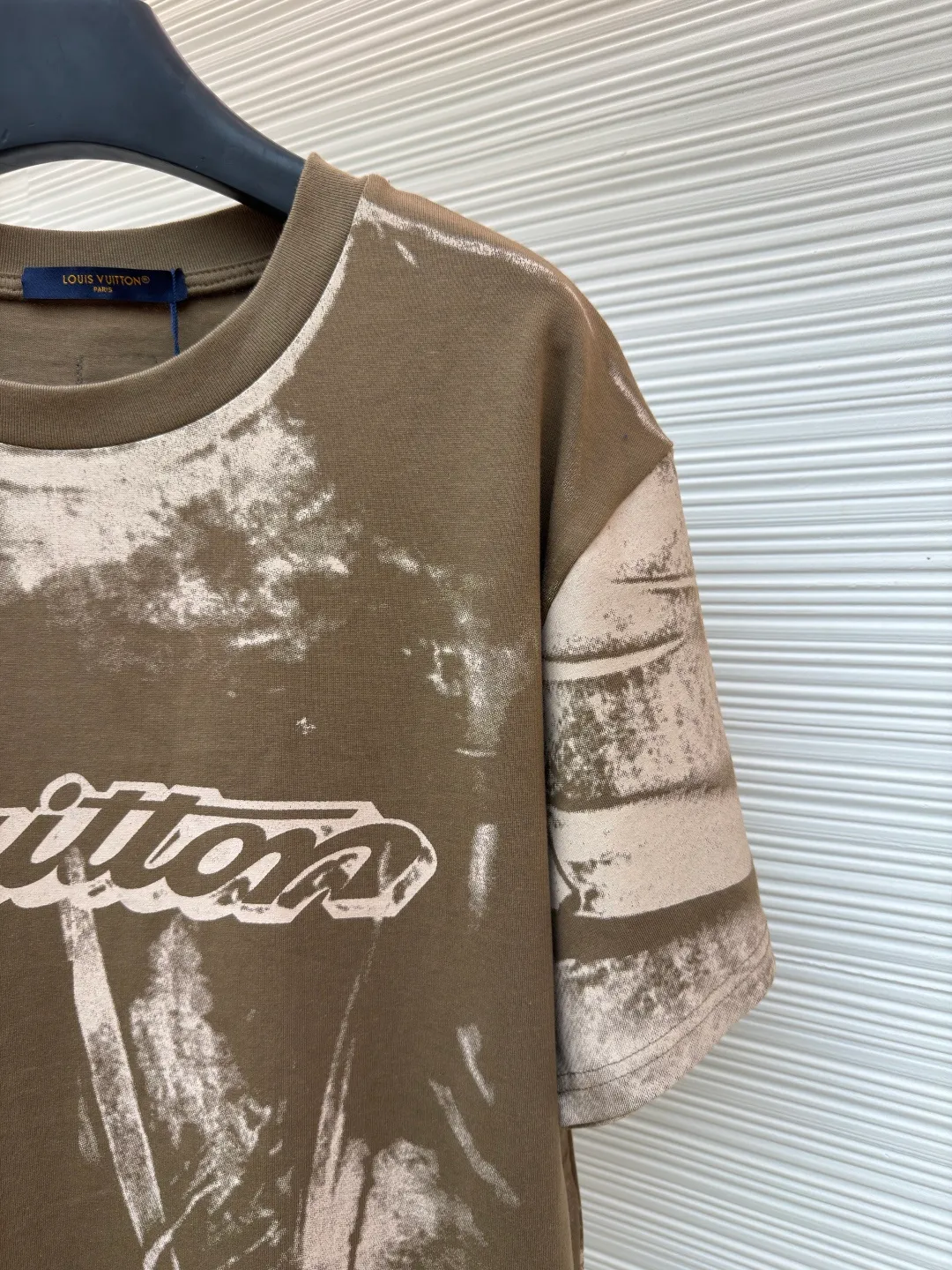LOUIS VUITTON Overprinted round neck illusion printed short-sleeved T-shirt ●Original version: Purchased and developed by 8563 ●Item number: 1682465-A20 ●Fabric: 100% cotton ●Technology: Printing ●Color: Khaki brown ●Version: Fitted version ●Weight: about 305 grams ●Size: S-M-L-XL ●Description: This Louis Vuitton tie-dye lettered short-sleeved T-shirt is made of 260g high-count combed cotton fabric. It has been treated with pre-wash water. The fabric has a soft and skin-friendly touch and a crisp texture, while effectively avoiding the problem of shrinkage and deformation after wearing. The body of the garment uses hand-made tie-dye technology to present a mottled and smudged texture effect. The tie-dye pattern of each piece is unique. It is paired with the classic "Vuitton" letter logo created by embossed silicone printing technology. The printing is processed by high-temperature lamination, which has strong adhesion and is not easy to fall off and crack. The neckline is sewn with double-needle hemming technology and is paired with a ribbed edge design, which is durable and not easy to loosen. The side seams are spliced ​​with embedded clip technology to make the body lines smoother. The overall fabric selection and craftsmanship details continue the brand's high-end clothing standards, taking into account both design and practical wearability. The overall wiring is straight and delicate, the fabric is comfortable and soft, and the color is consistent without color difference. It can be matched with the same style to create a fashionable look and control various occasions. Customized accessories, complete with three standards, same style for men and women!